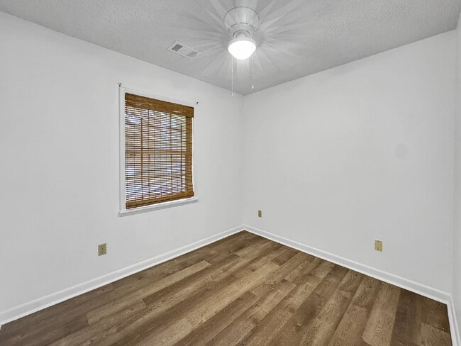 Building Photo - Charming 3-Bedroom Brick Ranch with Large Fenced Yard in Heart of Gainesville