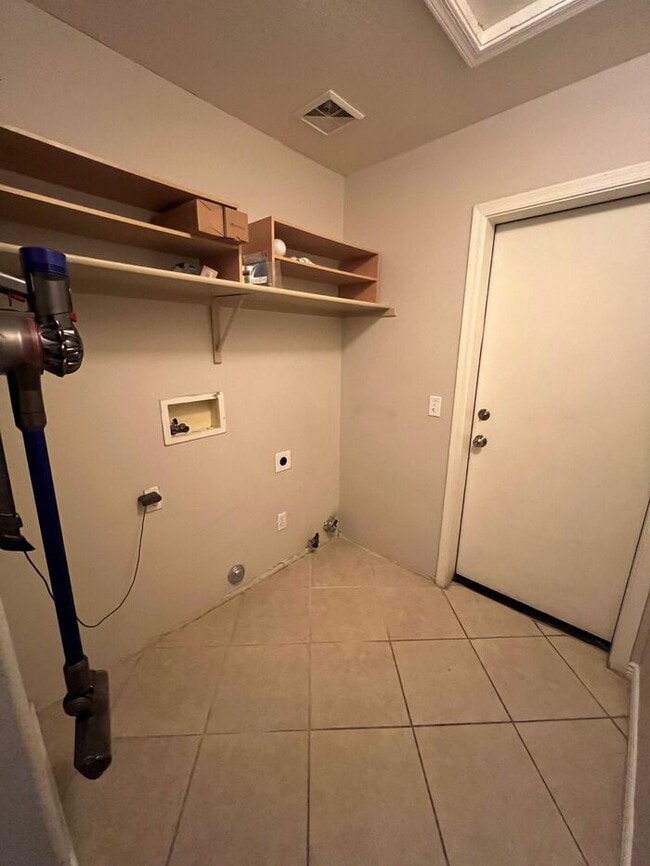 Building Photo - HOUSE FOR RENT