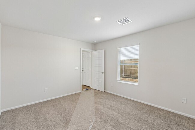 Building Photo - 4 Bed | 2 Bath | 1,572 Sq Ft