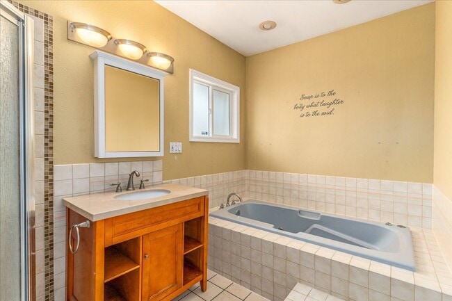Building Photo - South Hill Charmer 3 bed, 1 bath available...