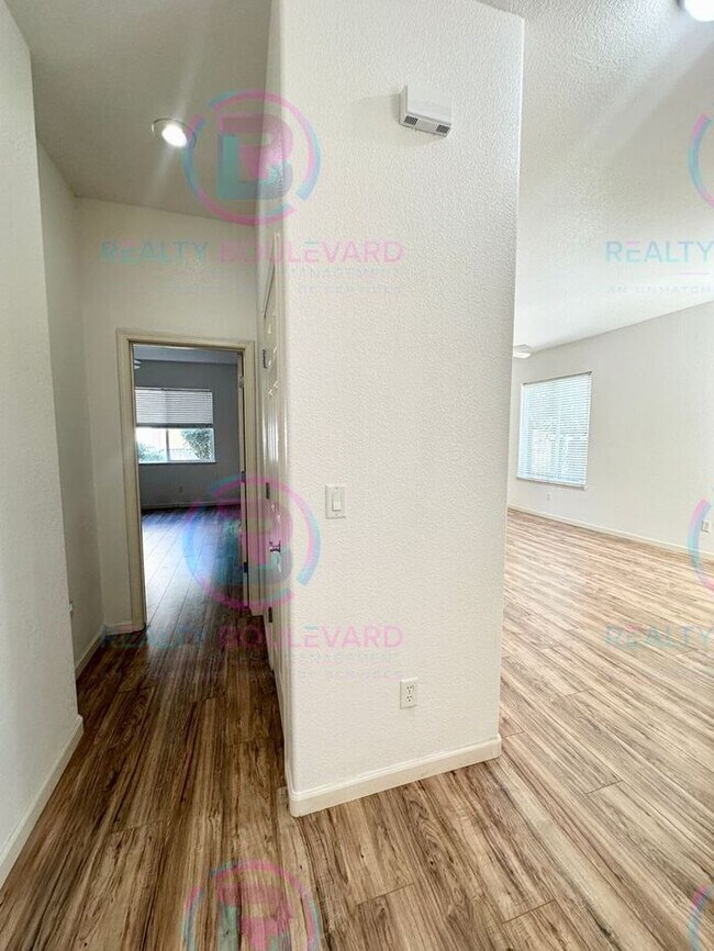 Building Photo - 3 Bedroom 2.5 Bathroom + Loft & 2 Car gara...