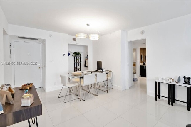 Building Photo - 2 Bayview Dr