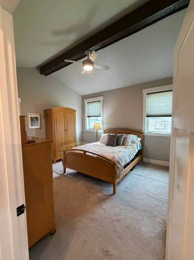 Building Photo - Gorgeous Silverbrook Home