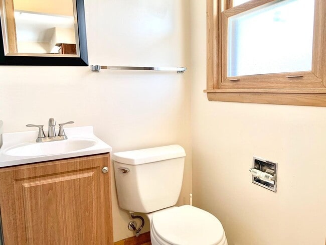 Building Photo - Lovely Mequon Ranch Home