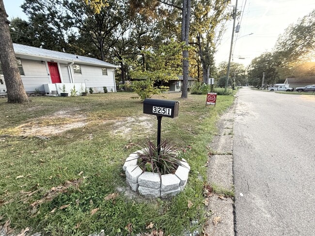 Building Photo - 3251 Crafton St