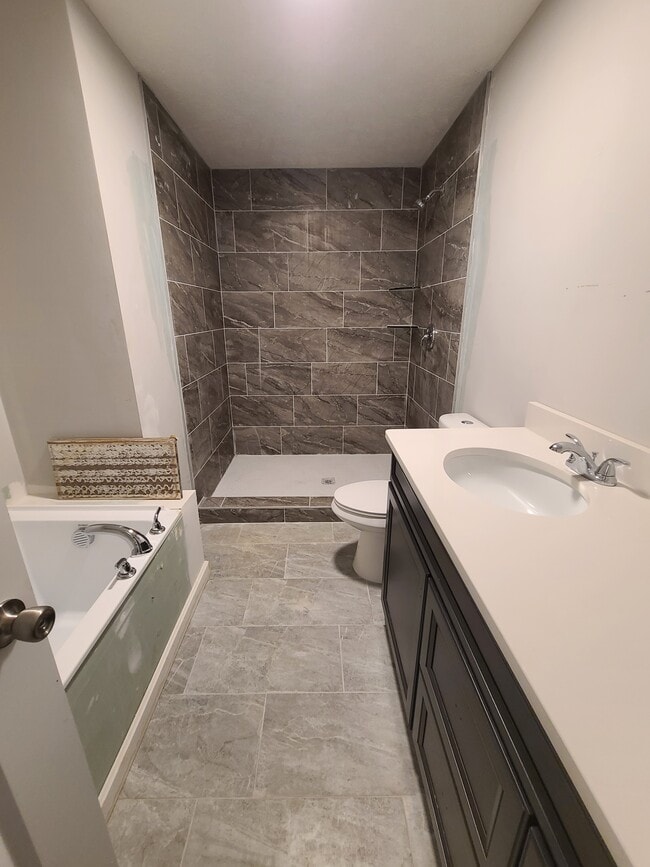 Building Photo - 607 Longfellow Ln