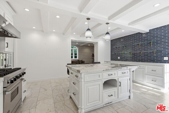 Building Photo - 9305 Hazen Dr