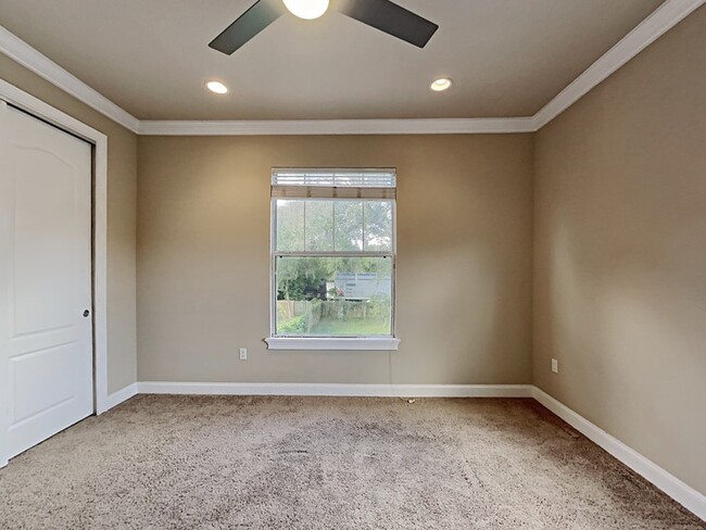 Building Photo - 736 Ellwood Ave