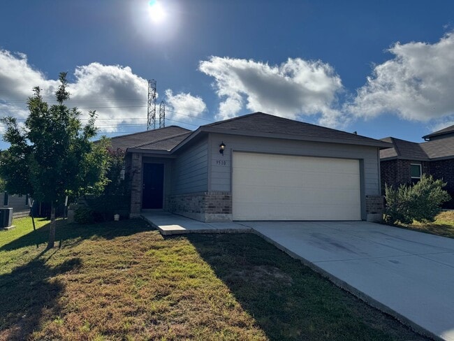 Building Photo - CUTE ONE STORY HOME FEATURING 3 BEDROOMS /...