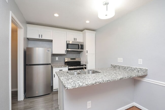 Building Photo - For Lease-Housing Vouchers Accepted | 2 Bed, 2 Bath | 925 Sq Ft | Lakecrest Community |