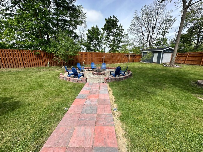 Building Photo - 3 bedroom, 2 Full Bathroom Single Family H...