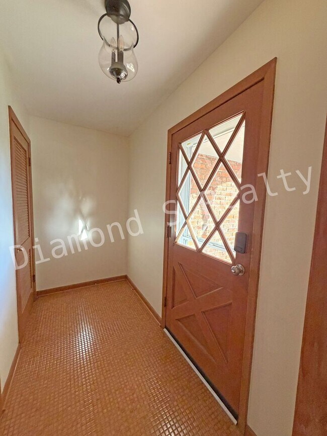 Building Photo - Southeast Springfield 3 Bedroom Home Available!