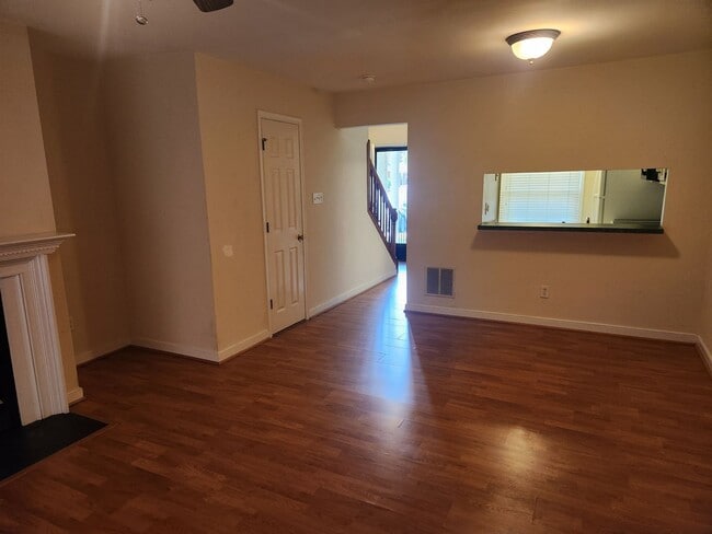 Building Photo - Townhouse Convenient to Chesterfield Court...