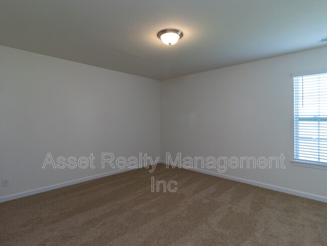 Building Photo - 4831 Birchcrest Ln