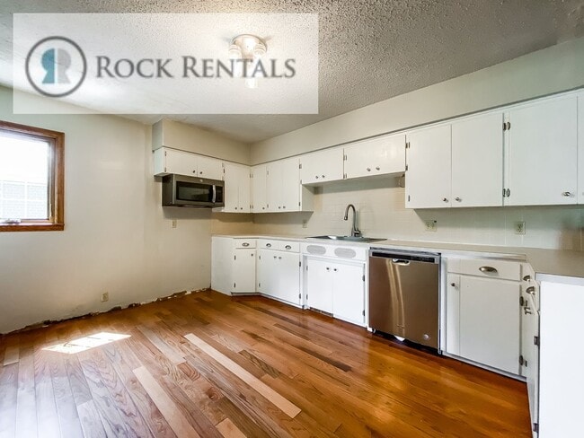 Building Photo - 3 Bed 1.5 Bath House in Convenient Location