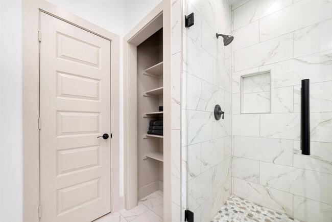 Building Photo - 837 W Little York Rd