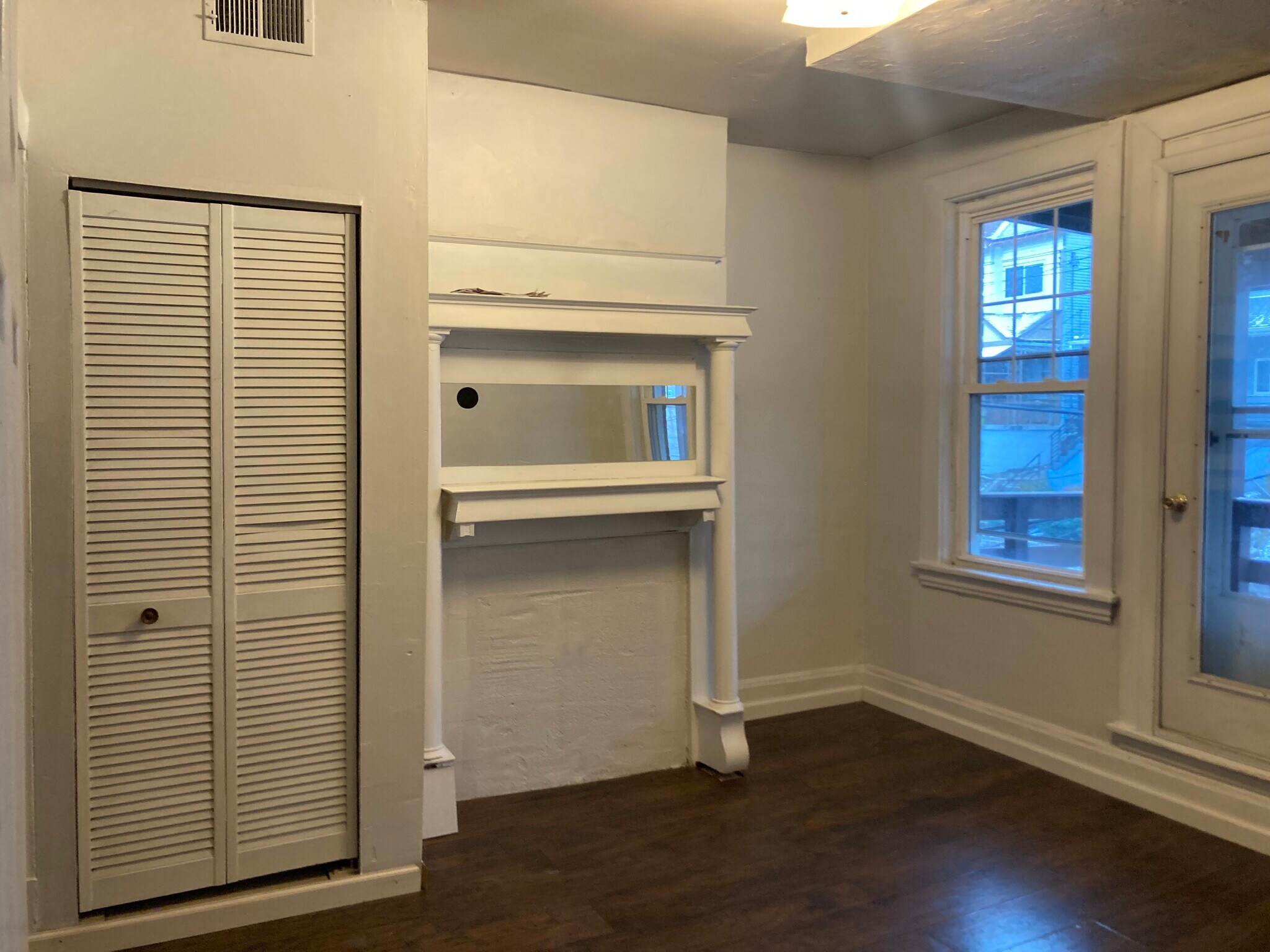 Bright, airy front room - 406 Grace St