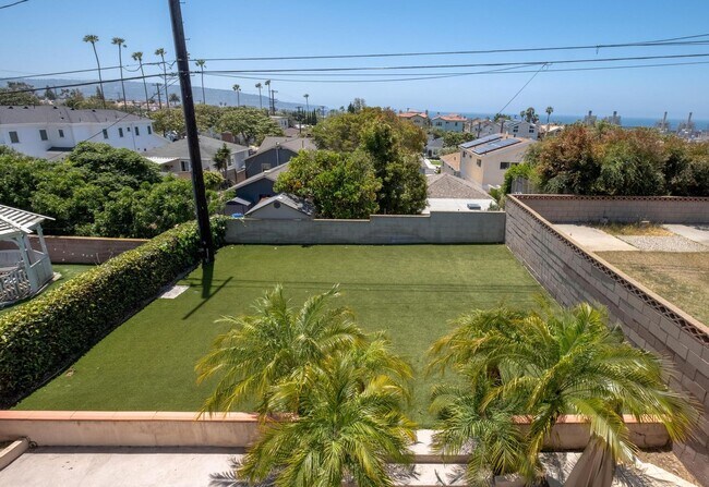 Building Photo - Stunning 4 bed, 4.5 bath home located on a quiet and highly desirable street in Redondo Beach