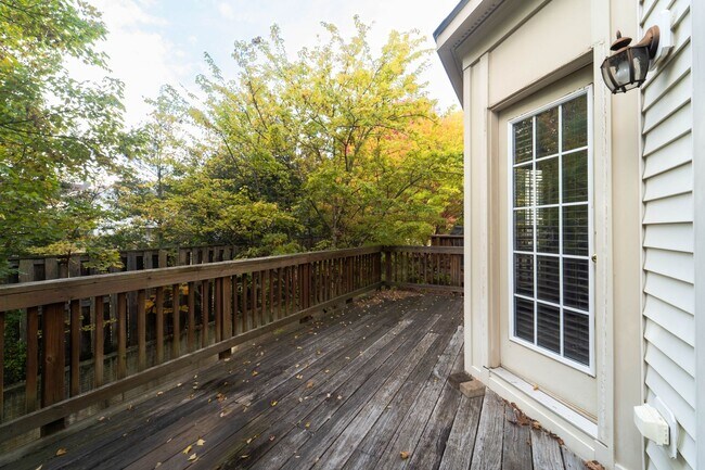 Building Photo - Stunning Centreville Townhome With Excellent Commuter Access