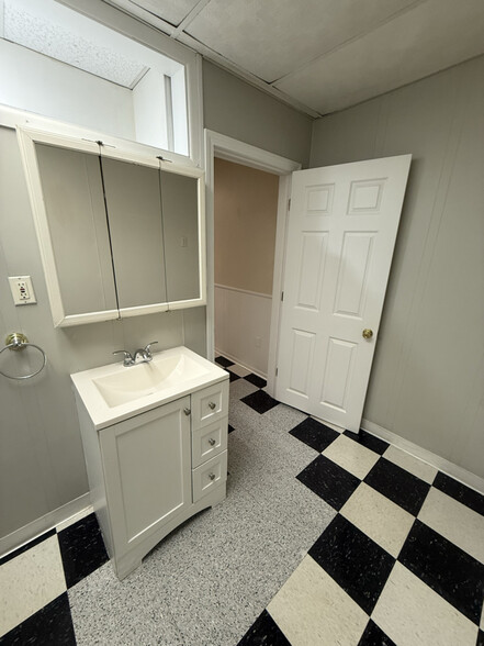 Building Photo - 762 Main St