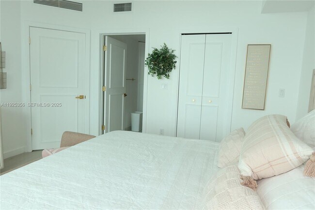 Building Photo - 500 Brickell Ave