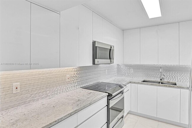 Building Photo - 2500 Parkview Dr
