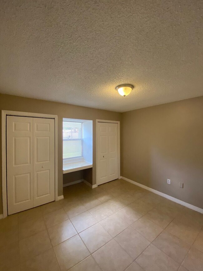 Building Photo - RANCH STYLE 3 BEDROOM 2 BATH  - NEAR USF & BUSCH GARDENS