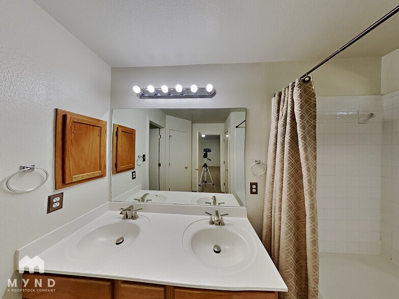 Building Photo - 4611 Echo Lake Dr