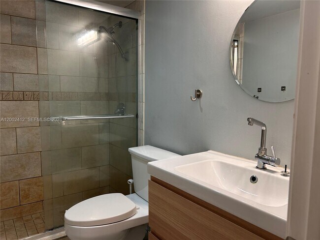 Building Photo - 2731 Taft St