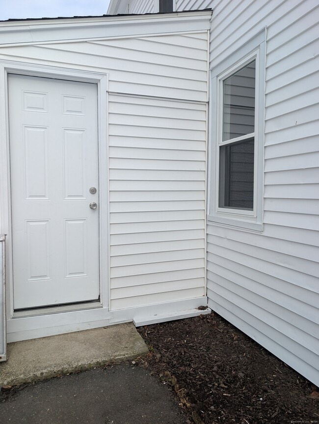 Building Photo - 86 Main St