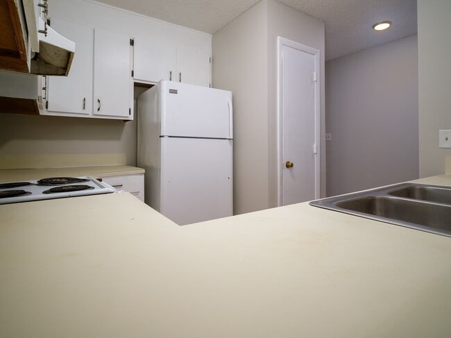 Building Photo - 2609 Eastway Dr