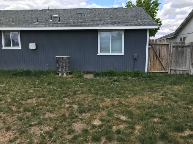 Building Photo - 3 bedroom 2 bath Duplex For Rent!