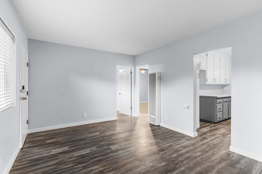 Primary Photo - 925 E 19th St