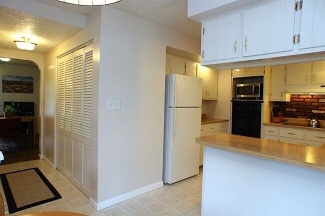 Building Photo - Corner Lot Charm: Spacious 3-Bed Home with Fireplace and Prime Location