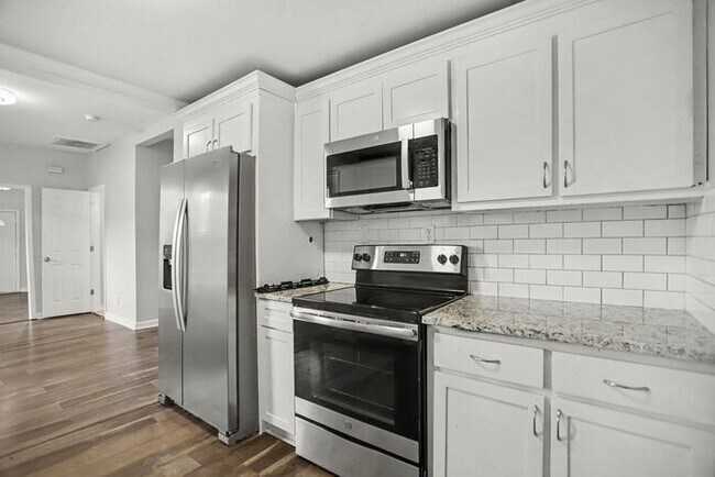 Building Photo - 3BR/2BA Gem Located in Historic West End!