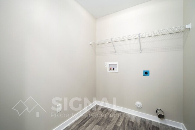 Building Photo - 215 Creek Run Way