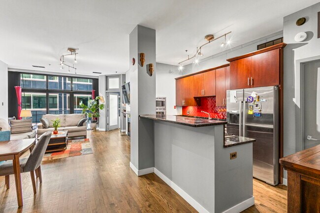 Building Photo - 130 S Canal St