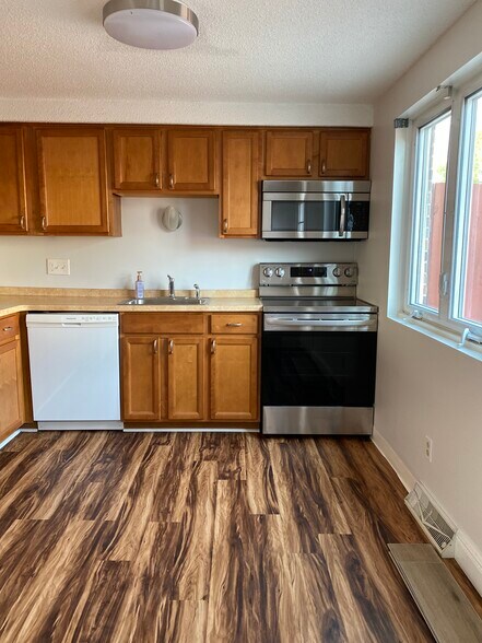 New appliances - 17 Stoneledge Ct