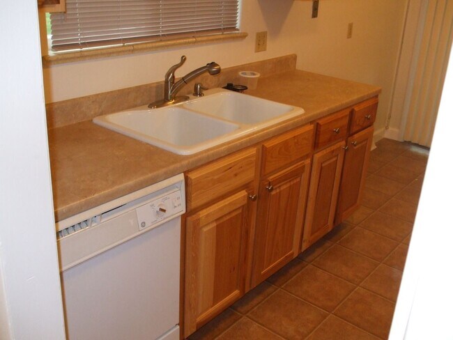 Building Photo - Amazing 3 Bed, 2 Bath Spacious Home with a...
