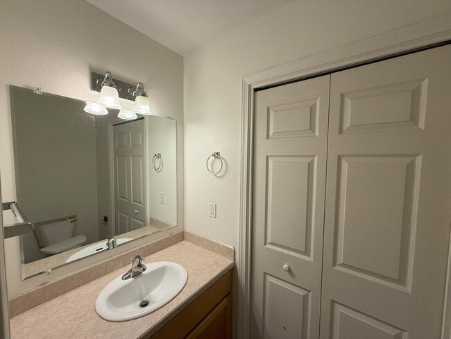 Building Photo - WARM 2 BEDROOM TOWNHOME LOCATED IN SW REDMOND!