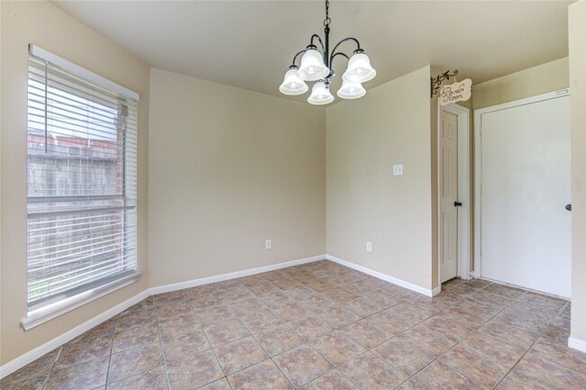Building Photo - 138 W New Meadows Dr