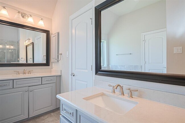 Building Photo - 6243 Garden Lakes Ln