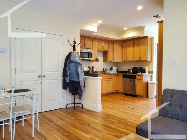 Building Photo - Awesome 4 bed 2 bath in Brighton... Well priced!