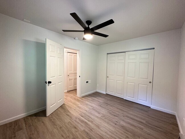 Building Photo - 6 Bed/2 Bath w/Ample Parking Mins. from UC $750/pp ($4500/mo)!