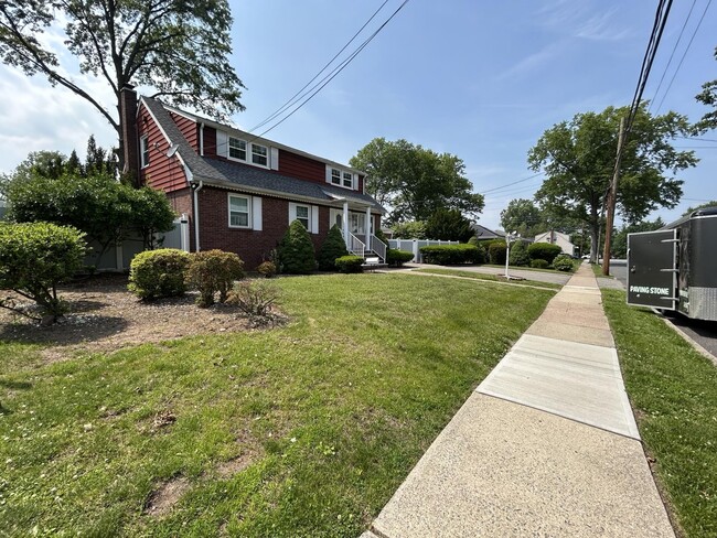 Building Photo - 84 N Vivyen St