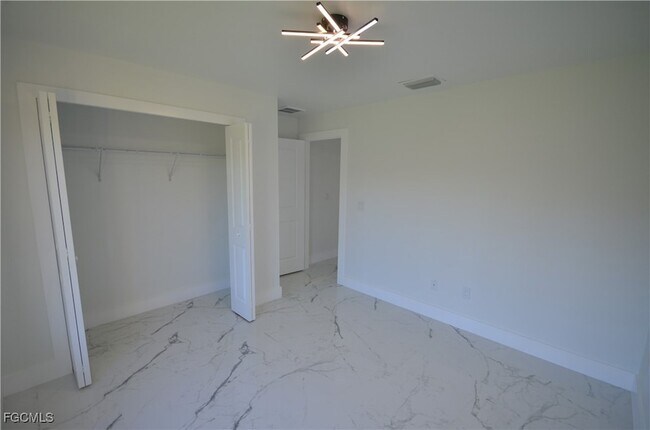 Building Photo - 1242 Hathor St E