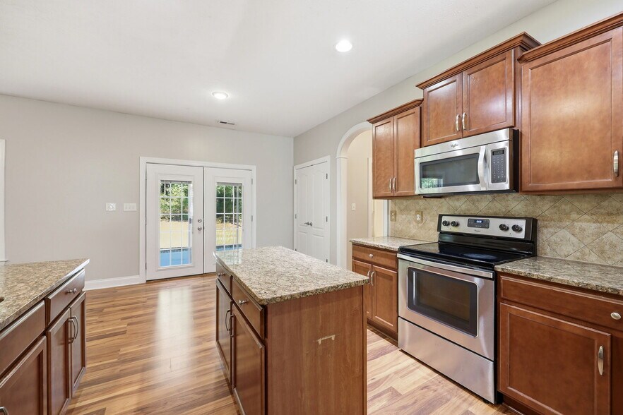 Building Photo - 768 Riverbirch Dr