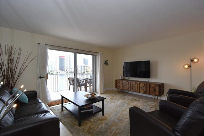 Building Photo - 400 Golden Isles Dr