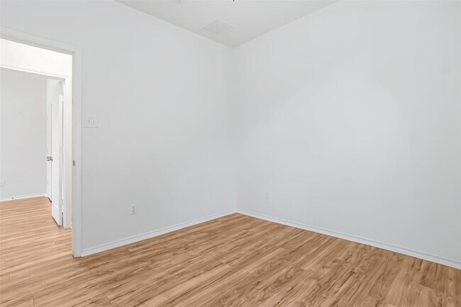 Building Photo - 128 Holstein St