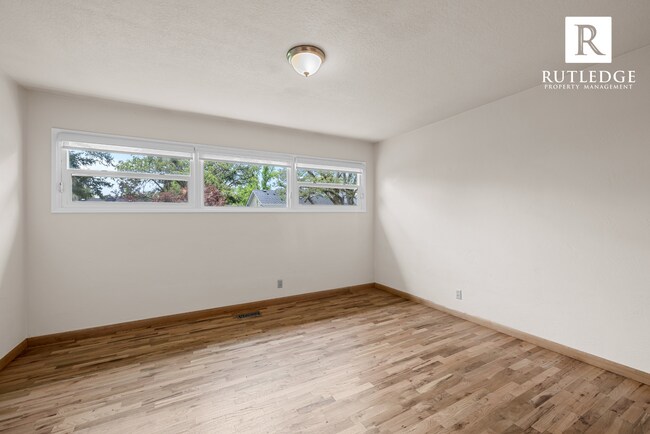 Building Photo - East Medford Charm